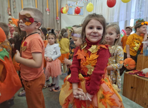 Dziewczynka w jesiennej sukience.